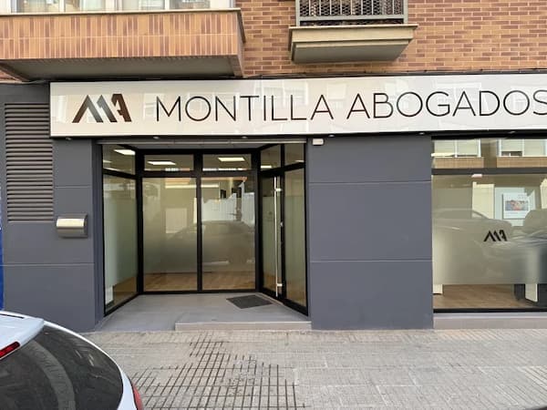 Fachada de Montilla Abogados en la Calle Maestro Palau, Paiporta